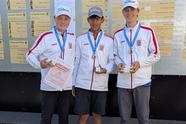 golf-siegerehrung-berlin-2025986679B4-6243-4689-4EC4-0FB5484A4991.jpg